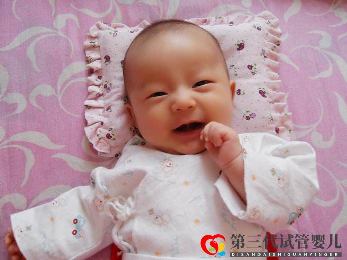寶寶沒事就傻笑，正常嗎？這些令人不安的小動作，是高智商的表現(xiàn)(圖1)