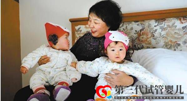 60歲失獨盛海琳試管生下雙胞胎，11年過去了，一家人4口過得如何(圖1)